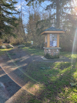 Photo of trailhead and kiosk